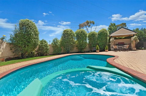 Hopkins House Motel & Apartments - Accommodation Main Beach 1