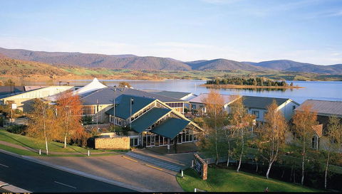 Horizons 414 - Lake Jindabyne Waterfront - Accommodation Main Beach 0