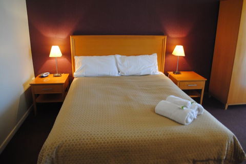 Horse & Jockey Hotel Motel - Accommodation Main Beach 1