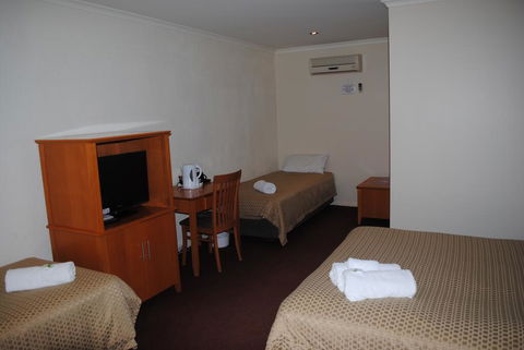 Horse & Jockey Hotel Motel - Accommodation Main Beach 2