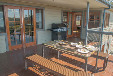 Ironstone Views - Accommodation Main Beach 3