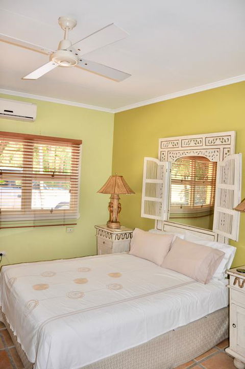 Island House - Accommodation Main Beach 3