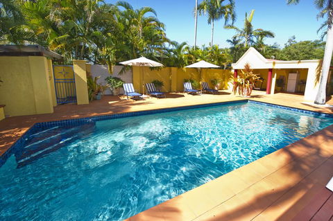 Island House - Accommodation Main Beach 1