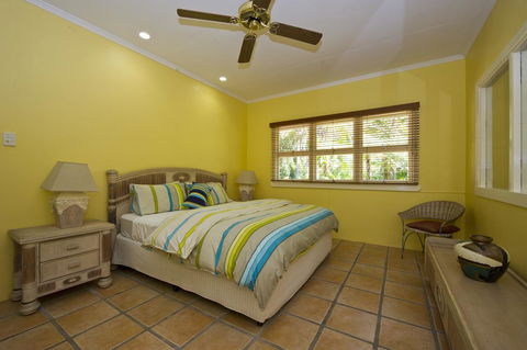 Island House - Accommodation Main Beach 2