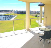 Island Waterfront Getaway - WiFi - Accommodation Main Beach