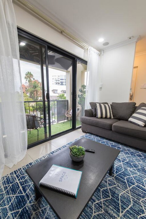 ISOLATION READY!! Super Size Me!! Top Location. Isolation Ready. Sanitised. Free CAT Bus, Pool, Gym And Everything At Your Finge - Accommodation Main Beach 3