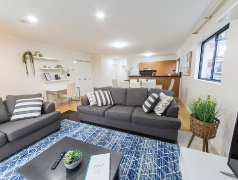 ISOLATION READY!! Super Size Me!! Top Location. Isolation Ready. Sanitised. Free CAT Bus, Pool, Gym And Everything At Your Finge - Accommodation Main Beach 1