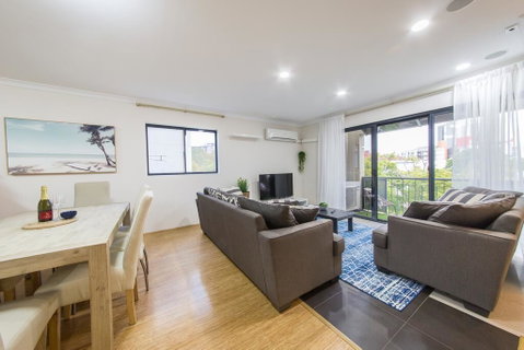 ISOLATION READY!! Super Size Me!! Top Location. Isolation Ready. Sanitised. Free CAT Bus, Pool, Gym And Everything At Your Finge - Accommodation Main Beach 0