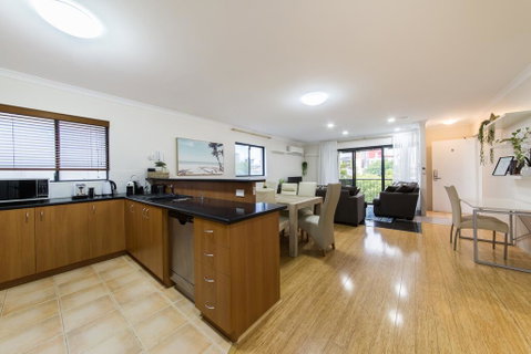 ISOLATION READY!! Super Size Me!! Top Location. Isolation Ready. Sanitised. Free CAT Bus, Pool, Gym And Everything At Your Finge - Accommodation Main Beach 2
