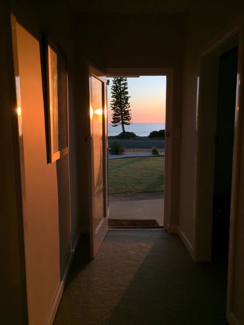 Jewel Of The South Beachside Holiday Rental - Accommodation Main Beach 2