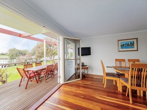 JOHANSSON'S PERCH No. 1 - Accommodation Main Beach 1