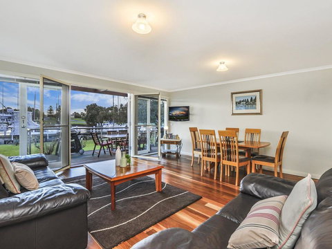 JOHANSSON'S PERCH No. 1 - Accommodation Main Beach 0