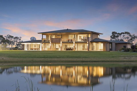 Jolong Park Club House - Accommodation Main Beach 0