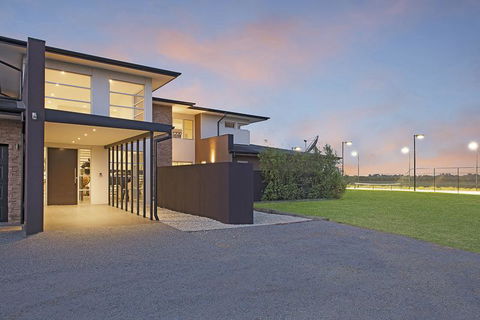 Jolong Park Club House - Accommodation Main Beach 3