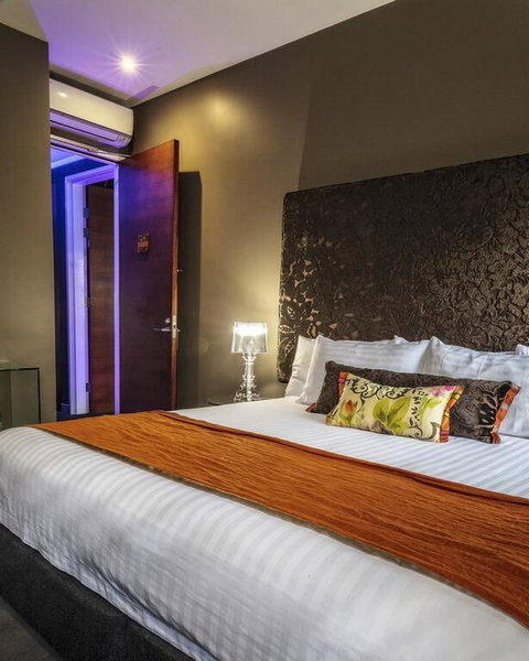 Junction Hotel - Accommodation Main Beach 3