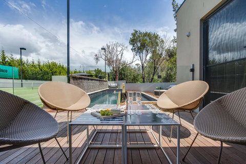 Kalina Retreat: Resort Style Tennis & Pool - Accommodation Main Beach 1