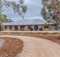 Kangaroo Lake Homestead - Accommodation Main Beach