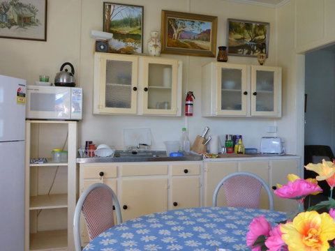 Kitches Cabin - Accommodation Main Beach 2