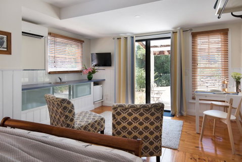 Koovelly Garden Studio - Accommodation Main Beach 0