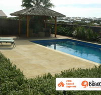 La Mer - Home with a Pool - Accommodation Main Beach