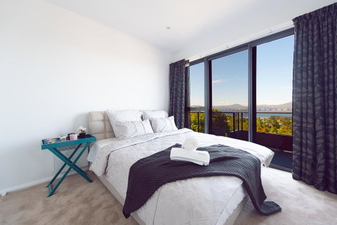 La Vie Luxury Bay View - Accommodation Main Beach 3