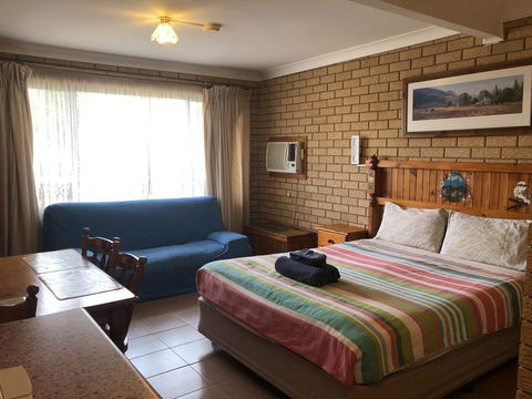 Lake Front Motel - Accommodation Main Beach 0
