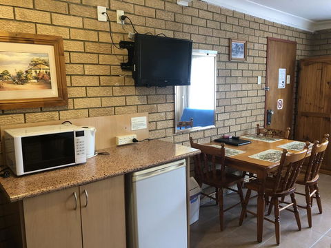 Lake Front Motel - Accommodation Main Beach 3