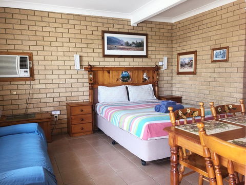 Lake Front Motel - Accommodation Main Beach 2