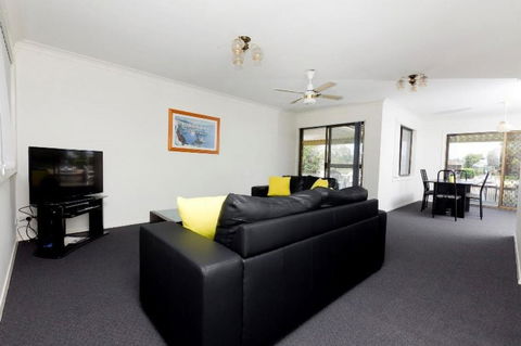 LAKE HOUSE ON ELOUERA - Accommodation Main Beach 3