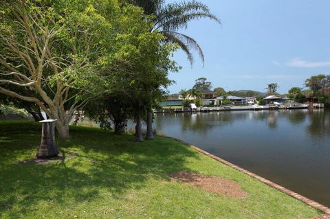 LAKE HOUSE ON ELOUERA - Accommodation Main Beach 0