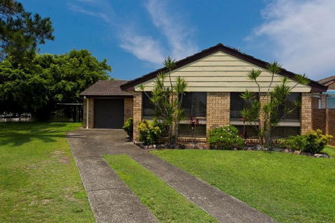 LAKE HOUSE ON ELOUERA - Accommodation Main Beach 1