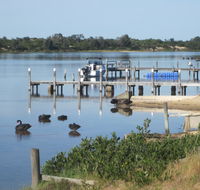 Lakes Waterfront Motel and Cottages with King Beds - Accommodation Main Beach