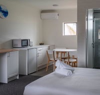 Lakeside Inn - Accommodation Main Beach
