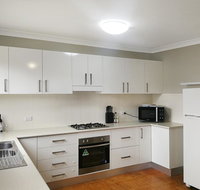 Large 5-Bedroom House with Wifi  Netflix Close to Taronga Western Plains Zoo - Accommodation Main Beach