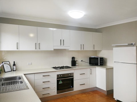 Large 5-Bedroom House With Wifi & Netflix Close To Taronga Western Plains Zoo - Accommodation Main Beach 0