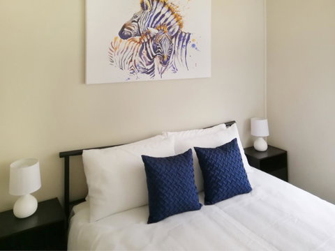 Large 5-Bedroom House With Wifi & Netflix Close To Taronga Western Plains Zoo - Accommodation Main Beach 2