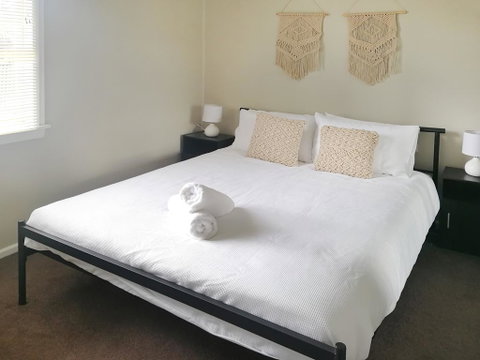 Large 5-Bedroom House With Wifi & Netflix Close To Taronga Western Plains Zoo - Accommodation Main Beach 3