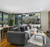 Large unit amid inner-city greenery close to CBD - Accommodation Main Beach