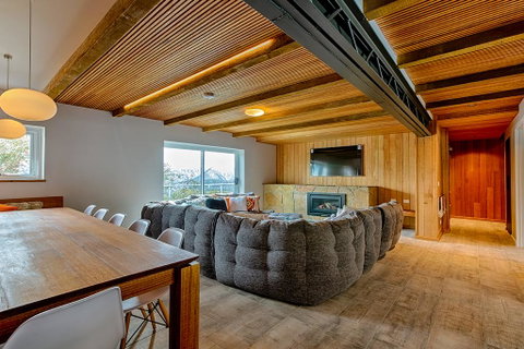 Le Chalets - Accommodation Main Beach 2