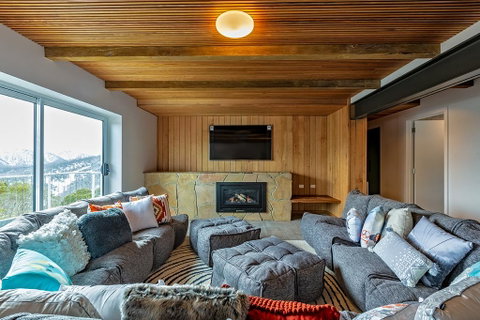 Le Chalets - Accommodation Main Beach 1