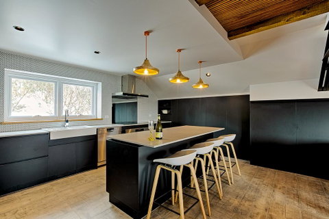 Le Chalets - Accommodation Main Beach 0