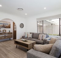 Le Maison 77 Horace St - stunning house with ducted air WIFI and Linen provided - Accommodation Main Beach