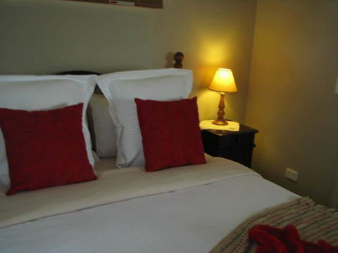 Leafield Cottages - Accommodation Main Beach 2