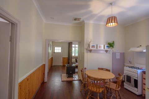 Lewana Cottages - Accommodation Main Beach 3