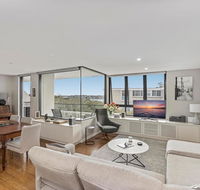 Light filled apartment with sweeping harbour views - Accommodation Main Beach