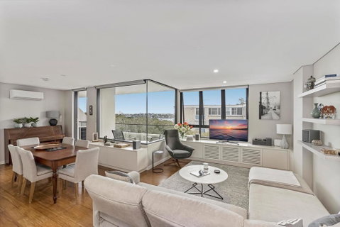 Light Filled Apartment With Sweeping Harbour Views - Accommodation Main Beach 0