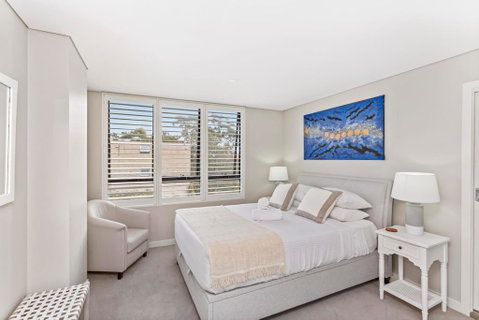Light Filled Apartment With Sweeping Harbour Views - Accommodation Main Beach 1