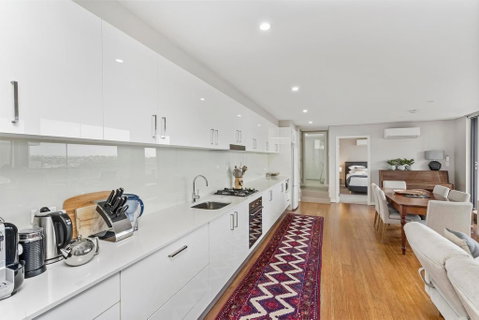Light Filled Apartment With Sweeping Harbour Views - Accommodation Main Beach 2