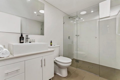 Light Filled Apartment With Sweeping Harbour Views - Accommodation Main Beach 3