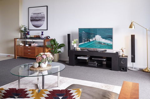 Light-Filled Designer Apartment With Amazing Views - Accommodation Main Beach 0